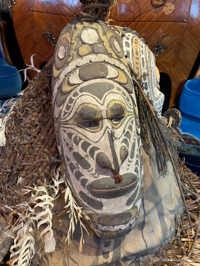 Maschera a elmo conico rituale del fuoco di Baining Sepik Papua, molto impressionante