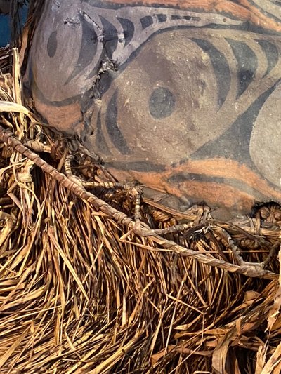 Maschera a elmo conico rituale del fuoco di Baining Sepik Papua, molto impressionante
