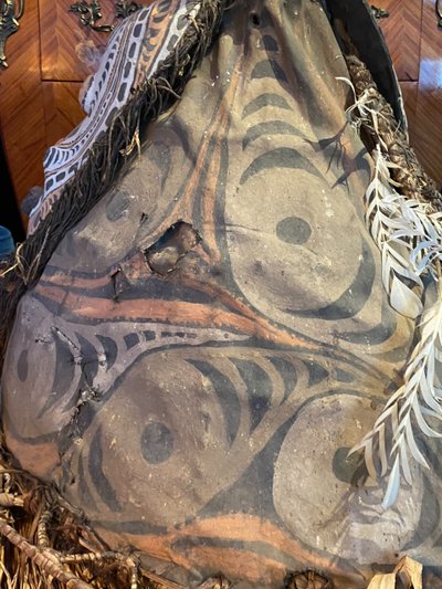 Maschera a elmo conico rituale del fuoco di Baining Sepik Papua, molto impressionante
