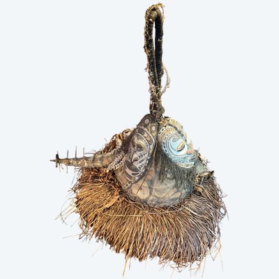 Maschera a elmo conico rituale del fuoco di Baining Sepik Papua, molto impressionante