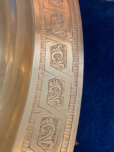 Couchtisch sehr große Platte spanisch-maurische Bronze Ziselierungsdekor 100 cm