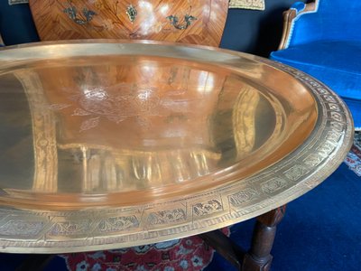 Couchtisch sehr große Platte spanisch-maurische Bronze Ziselierungsdekor 100 cm