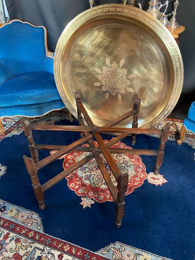 Couchtisch sehr große Platte spanisch-maurische Bronze Ziselierungsdekor 100 cm