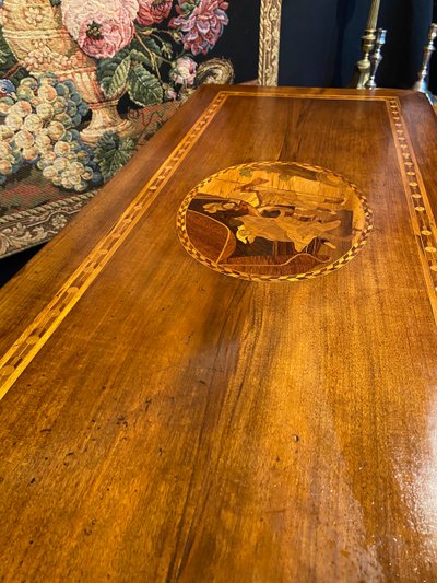 Grande cassettone Luigi XVI a 3 cassetti con decorazione a intarsio di scene antiche della fine del XVIII secolo.