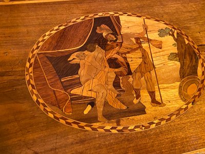Grande cassettone Luigi XVI a 3 cassetti con decorazione a intarsio di scene antiche della fine del XVIII secolo.