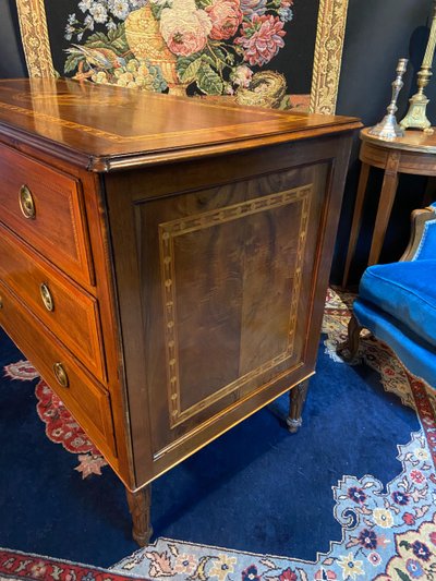 Grande cassettone Luigi XVI a 3 cassetti con decorazione a intarsio di scene antiche della fine del XVIII secolo.