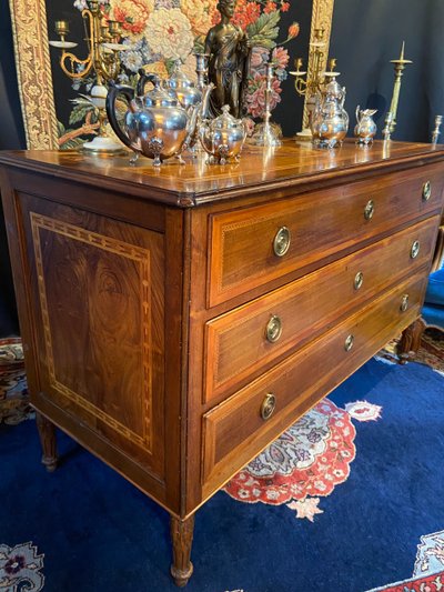 Grande cassettone Luigi XVI a 3 cassetti con decorazione a intarsio di scene antiche della fine del XVIII secolo.