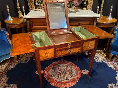 Frisierkommode aus dem 18. Jahrhundert mit Intarsiendekor Louis XVI