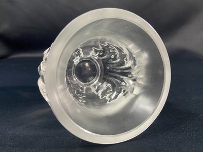 Vase on pedestal with foliage decoration signed LALIQUE Saint-Cloud possible pair