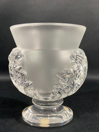 Vase on pedestal with foliage decoration signed LALIQUE Saint-Cloud possible pair
