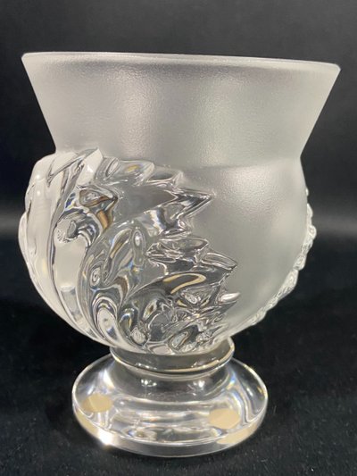 Vase on pedestal with foliage decoration signed LALIQUE Saint-Cloud possible pair