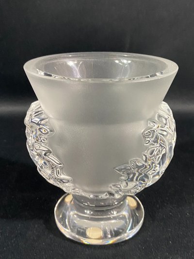 Vase on pedestal with foliage decoration signed LALIQUE Saint-Cloud possible pair
