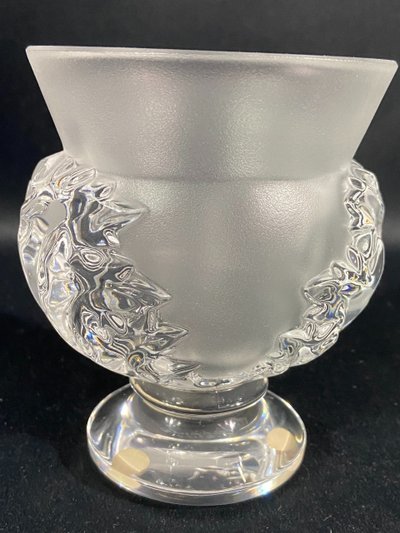 Vase on pedestal with foliage decoration signed LALIQUE Saint-Cloud possible pair