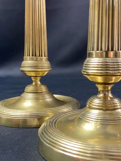 Coppia di candelieri del XIX secolo in bronzo dorato cesellato con fusto scanalato Restauro