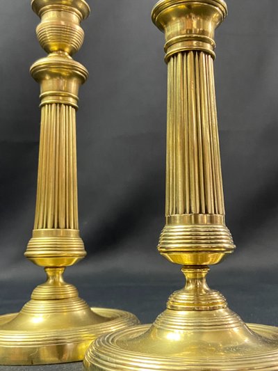 Coppia di candelieri del XIX secolo in bronzo dorato cesellato con fusto scanalato Restauro