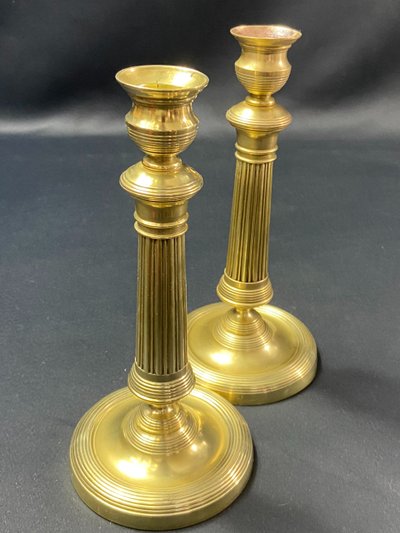 Coppia di candelieri del XIX secolo in bronzo dorato cesellato con fusto scanalato Restauro
