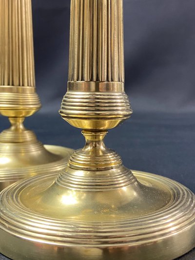 Coppia di candelieri del XIX secolo in bronzo dorato cesellato con fusto scanalato Restauro