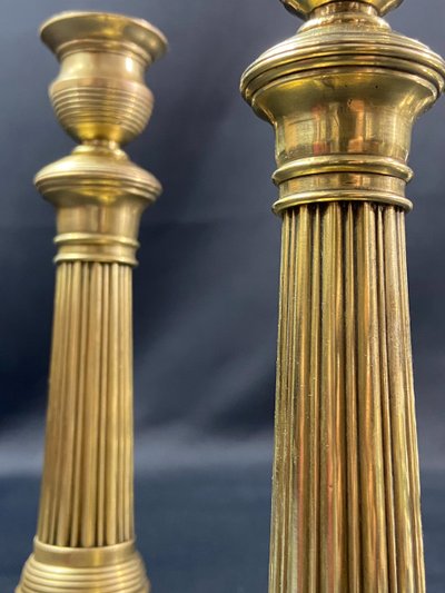 Coppia di candelieri del XIX secolo in bronzo dorato cesellato con fusto scanalato Restauro