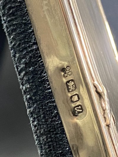 Cadre en argent massif anglais à décor de frise rubanée de style Louis XVI