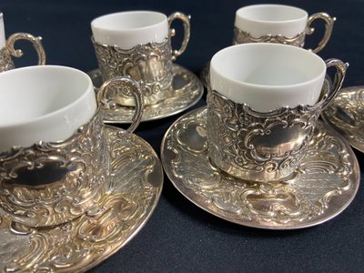Suite di 6 coppe e 6 piattini in argento massiccio in stile Regency