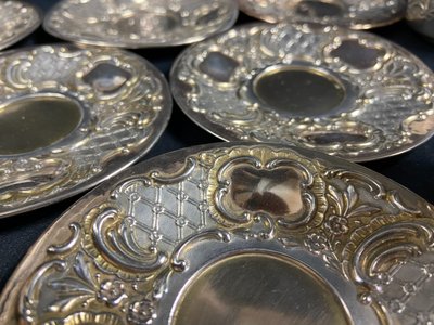 Suite di 6 coppe e 6 piattini in argento massiccio in stile Regency