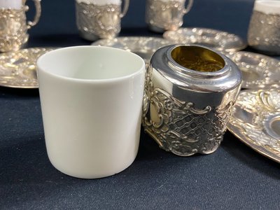 Suite di 6 coppe e 6 piattini in argento massiccio in stile Regency