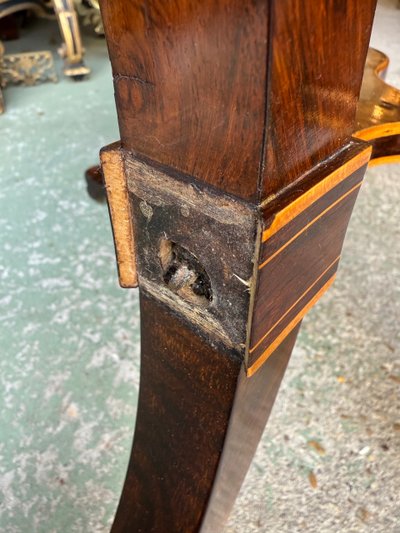 Tavolo con piedistallo d'epoca Carlo X in palissandro e intarsio di legno chiaro