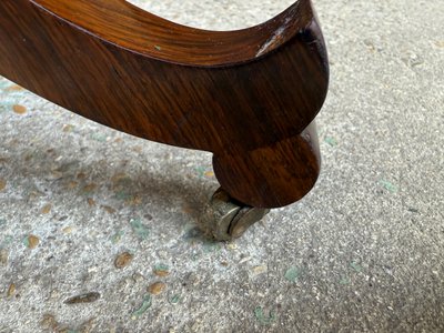 Tavolo con piedistallo d'epoca Carlo X in palissandro e intarsio di legno chiaro