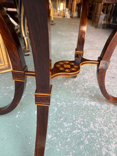 Tavolo con piedistallo d'epoca Carlo X in palissandro e intarsio di legno chiaro