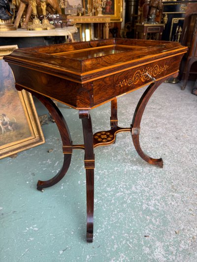 Tavolo con piedistallo d'epoca Carlo X in palissandro e intarsio di legno chiaro