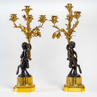 Paire de candélabres de style Louis XVI en bronze à décor de Faunes, montés en lampes