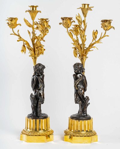 Paire de candélabres de style Louis XVI en bronze à décor de Faunes, montés en lampes