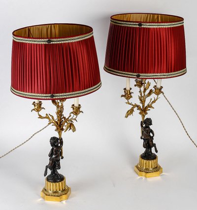 Paire de candélabres de style Louis XVI en bronze à décor de Faunes, montés en lampes