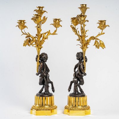 Paire de candélabres de style Louis XVI en bronze à décor de Faunes, montés en lampes