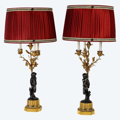 Paire de candélabres de style Louis XVI en bronze à décor de Faunes, montés en lampes