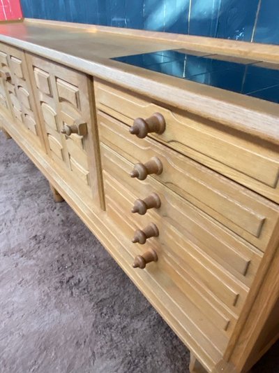 Guillerme Et Chambron, imponente credenza in rovere (260 cm), collezione "Votre Maison", 1970 circa