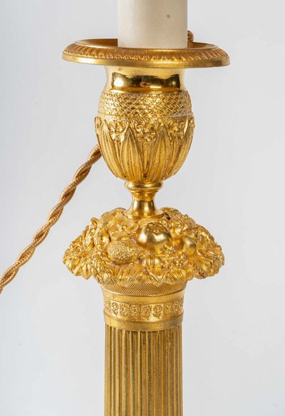 Paire de Flambeaux d’Époque Restauration en Bronze Finement Ciselé et Doré Montés en Lampes