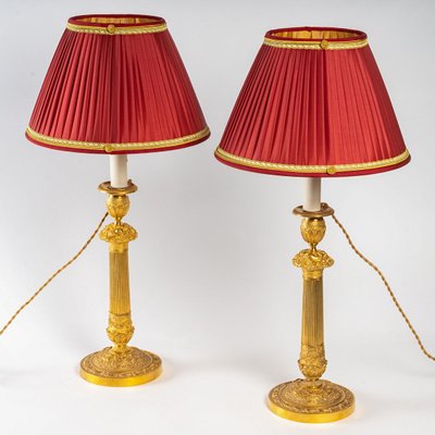 Paire de Flambeaux d’Époque Restauration en Bronze Finement Ciselé et Doré Montés en Lampes