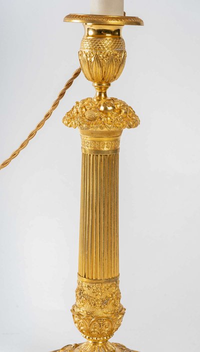 Paire de Flambeaux d’Époque Restauration en Bronze Finement Ciselé et Doré Montés en Lampes