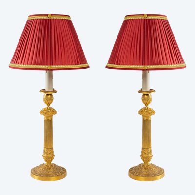 Paire de Flambeaux d’Époque Restauration en Bronze Finement Ciselé et Doré Montés en Lampes