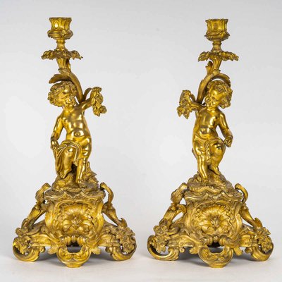 Coppia di candelieri d'epoca napoleonica III con decoro di Putti in ormolu, montati in lampada