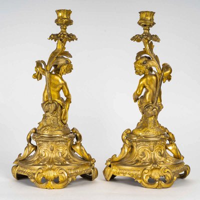 Coppia di candelieri d'epoca napoleonica III con decoro di Putti in ormolu, montati in lampada