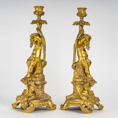 Coppia di candelieri d'epoca napoleonica III con decoro di Putti in ormolu, montati in lampada