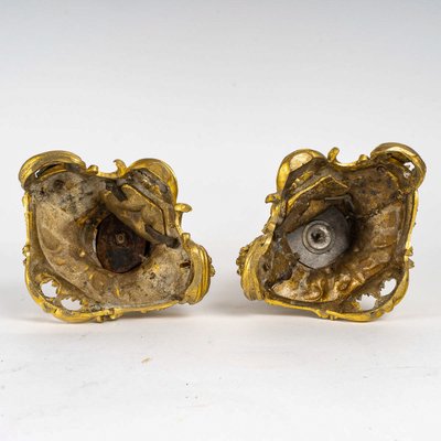 Coppia di candelieri d'epoca napoleonica III con decoro di Putti in ormolu, montati in lampada