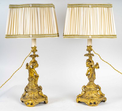 Coppia di candelieri d'epoca napoleonica III con decoro di Putti in ormolu, montati in lampada
