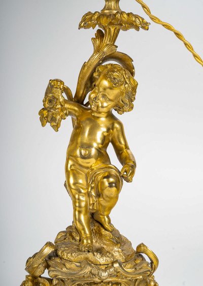 Coppia di candelieri d'epoca napoleonica III con decoro di Putti in ormolu, montati in lampada