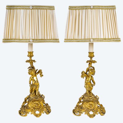 Coppia di candelieri d'epoca napoleonica III con decoro di Putti in ormolu, montati in lampada