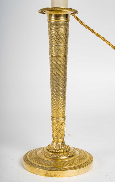 Paire de flambeaux d’époque Restauration en bronze ciselé et doré montés en lampes vers 1830