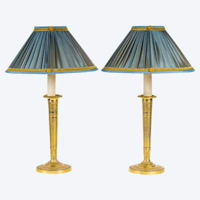 Paire de flambeaux d’époque Restauration en bronze ciselé et doré montés en lampes vers 1830