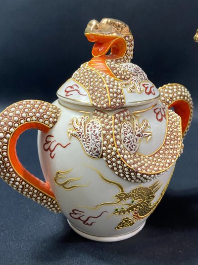 Servizio da tè in porcellana giapponese Satsuma con decorazione di draghi e geishe in litofane